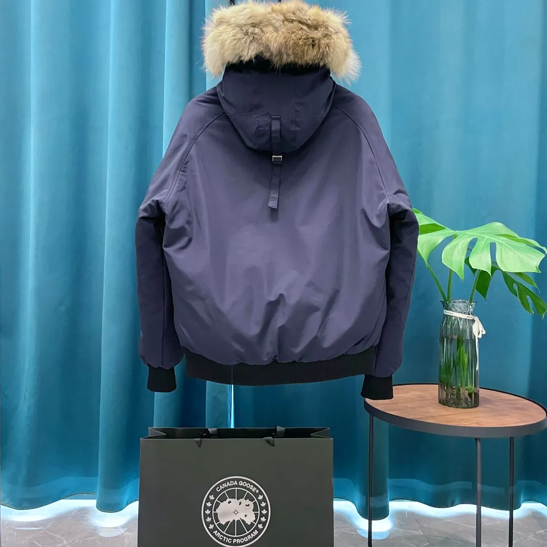 P760 Canada Goose➡️Canada🦢 Down Jacket The fabric is made of Feather-Light 10D waterproof coated fabric. It is made of 84.5 polyester fiber and 15.5 cotton. The surface is treated with a special Teflon protective coating produced by DuPont to be windproof and splash-proof, and makes the clothing anti-pollution and long-lasting. The fur collar is made of imported coyote hair. Green wolf breed is thick and luxurious. High fluffiness. The coat color is green and bright. Original Yoshida Kogyo Kabushikigaisha zipper, top-grade zinc alloy electroplated zipper with the highest specification. Using precise Japanese craftsmanship, raw materials and management methods. Each zipper can withstand 100,000+ openings and closings. Ask Anyne Shoknows holographic laser anti-counterfeiting label. Main label double-line 9-needle locking stranded embroidery. Electronic digital automatic embroidery. Maple leaves with sharp edges. One-piece seamless cuffs. The original version is consistent with the official length of 13cm. All seals are marked with dates. All inner liner are overcoated. Overcoating means sewing the entire inner liner. On the one hand, it is to prevent the velvet from running off. On the other hand, it can keep the stiffness of the clothes. Same style for men and women. Size: XS S M L XL XXL